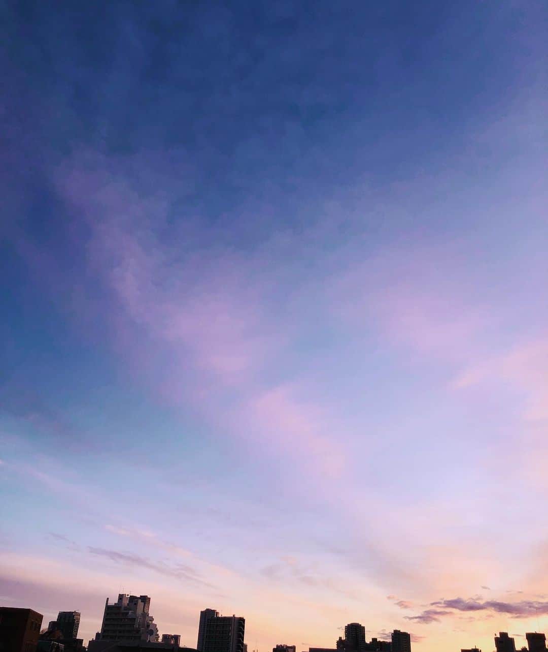 のインスタグラム：「東京の朝。 早朝仕事の日の楽しみはコレ♡  #goodmorning  #Tokyo #sky #photography #photooftheday #instagood #amazing #東京 #朝空 #出勤 #良い朝 #週中 #気合い入れて頑張ろう」