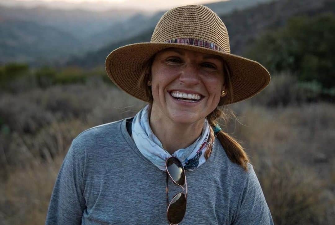 のインスタグラム：「We're stoked to announce a partnership for this year that's a definite no-brainer. Kristen at adventure travel blog Bearfoot Theory offers a plethora of how-tos and tips on finding trails, planning travel, and getting the right gear to do all of it. She lives #vanlife in the summers and spends winters in Utah. Her goal is to inspire and empower everyone of us to be confident and responsible outdoor enthusiasts, something that's right in line with the Oboz ethos!⠀ ⠀ Follow Kristen at @bearfoottheory and look for posts from us on her adventures throughout the year...which sometimes include cohort @charlietheadventuredog.⠀ ⠀ Pic: @bearfoottheory⠀ .⠀ .⠀ .⠀ #truetothetrail #partnerships #obozfootwear #oboz #outsideplusbozeman #bearfoottheory #adventuretravel #adventureblogger」
