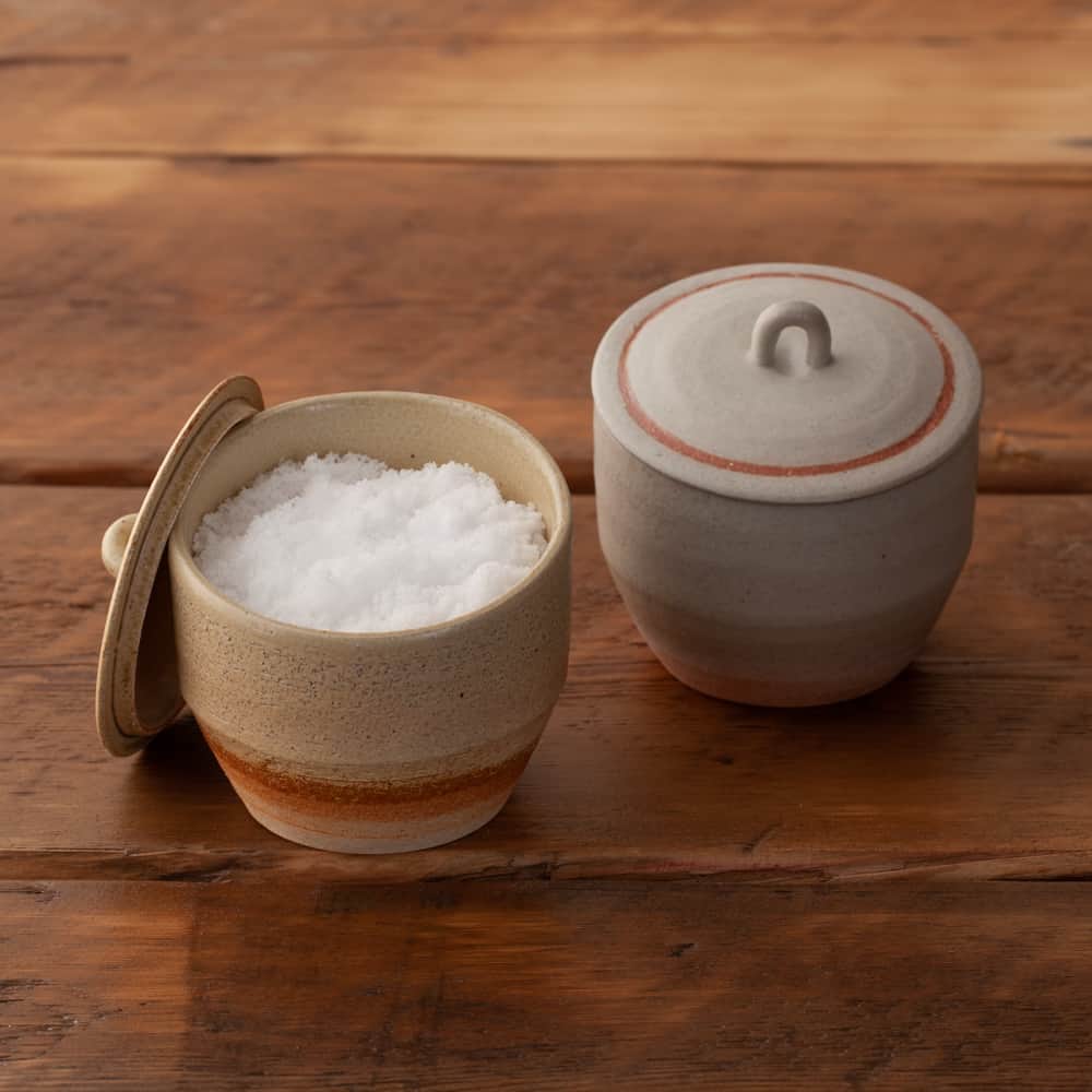 Komerco-コメルコ-さんのインスタグラム写真 - (Komerco-コメルコ-Instagram)「. MEISTER HAND by ibuki craftの塩入れがとっても機能的✨ 土の吸湿効果でしっとりした天然塩がさらさらになるのはもちろん、調理中に取り出しやすいように口元が斜めになっているんです。さらに、付属の木のスプーンは多め・少なめと両面で塩をすくえるデザインになっている点もポイント！ 芥子色（からしいろ）と水縹色（みはなだいろ）の2色展開なので、塩と砂糖で使い分けるのもおすすめですよ。 . ------------------------------- MEISTER HAND by ibuki craft／塩入れ . ▷こちらの作品はKomercoアプリでクリエイターから直接ご購入いただけます。 アプリ内「さがす」で「MEISTER」と検索してください🔎 . ▷iOS版Appダウンロードはプロフィールリンクから📲 @komerco_official ------------------------------- . #komerco #cookpad #komercoごはん #コメルコ #料理をもっと楽しく #いつものいただきますを楽しく #おうちごはん#おうちごはんlover #instafood #foodpic #cookinglove #手しごと #Komercoクラフト #クラフト #手作り #一点物 #塩壺 #塩入れ #salt #キッチン収納 #キッチン雑貨 #meisterhand #マイスターハンド #ibukicraft #イブキクラフト」1月16日 7時30分 - komerco_official