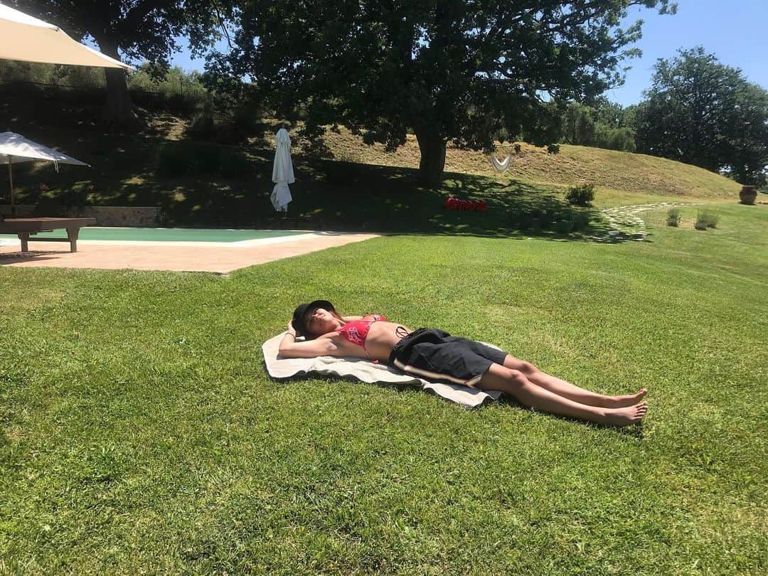 ジャッキー・リーのインスタグラム：「Grass is always greener on the other side 🌾🌿🌱」