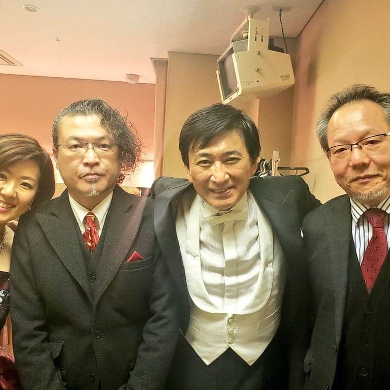 藤岡幸夫のインスタグラム：「昨晩は佐世保で九響ニューイヤー千秋楽。九響の明るく力強い演奏に三宅理恵さんの澄んだ美しい歌声で７公演楽しかった！ 次回九響は６月にベートーヴェン２番&英雄で楽しみ！お世話になった事務局今村さんに深澤音楽主幹。コンマス扇谷さん！皆さんに感謝❗今日は大阪に帰りリハーサルで週末は1/18いずみホール1/19は甲賀市でニューイヤー‼️まだチケットあるので是非！  本日16日朝日新聞関西版夕刊に僕の毎月連載エッセイ「音楽はお好きですか？」⑩が掲載されます。 読めない方は　@sachiofujioka に明日掲載します。  チケットは関西フィル 06 6577 1381」
