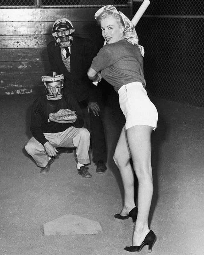 のインスタグラム：「Rare photo of Marilyn playing baseball in heels 🖤」