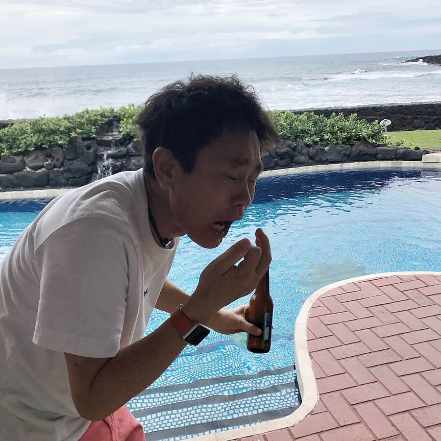 浜田雅功の旅日記さんのインスタグラム写真 - (浜田雅功の旅日記Instagram)「大阪チャンネル「浜ちゃん後輩と行くハワイ島で休日」 ホテル到着✈️はしゃぎ過ぎてビールが鼻に入った浜田さん😆Aloha〜🌺🌴🤙✨ #大阪チャンネル #浜ちゃん休日 #浜田雅功 #井本貴史 #平井俊輔 #堤太輝 #マサヨシ #岩橋良昌 #菊地浩輔 #瀬下豊 投稿者 マサヨシ」1月16日 8時07分 - hamachankyuzitsu