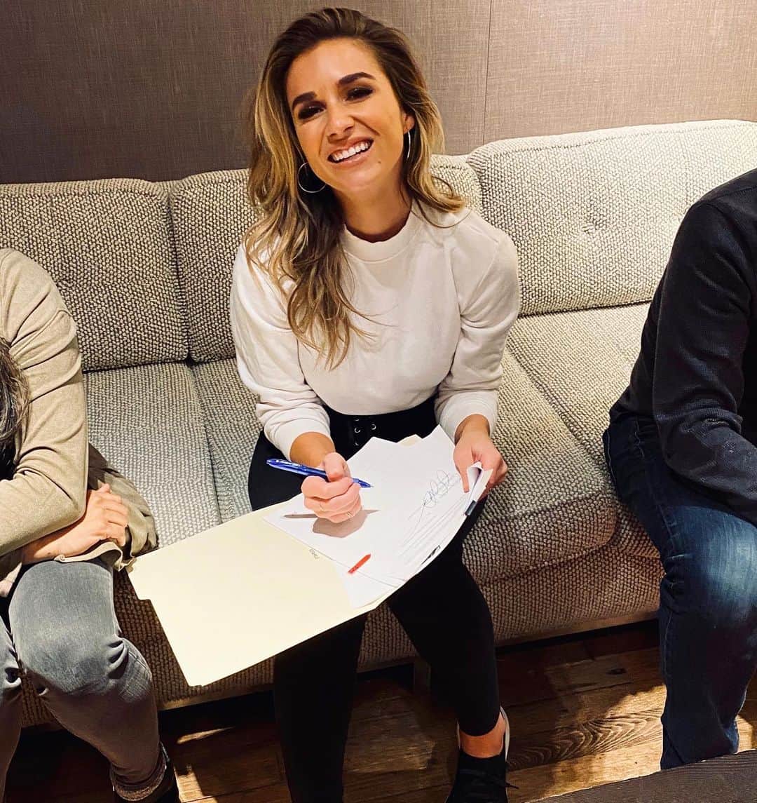 Jessie Jamesさんのインスタグラム写真 - (Jessie JamesInstagram)「My face hurts from smiling so much today! It’s official y’all! I just signed a record deal with Atlantic/Warner music !!!! Get ready 2020!!!! #musicontheway」1月16日 8時18分 - jessiejamesdecker