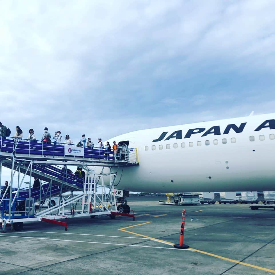 のインスタグラム：「到着🌴☀️ さぁ始まるよ👏 インスタ 『hamachankyuzitsu』 オンタイム始動😉 覗いて見てね♡ #浜田雅功 #浜ちゃん #ライセンス井本 #どりあんず #サカイストまさよし  #チーモンチョーチュウ菊地  #プラスマイナス岩橋 #天竺鼠瀬下 #hawaii #hawaiiiland #ハワイ島 #ハワイ島空港 #お笑い芸人 #浜ちゃん後輩と行くハワイ島で休日  #大阪チャンネル #吉本興業 #最高の旅行」