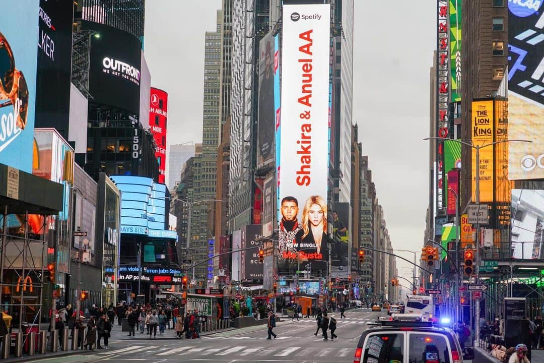 シャキーラさんのインスタグラム写真 - (シャキーラInstagram)「Hola Times Square! Hello Times Square!  Me Gusta @Spotify  ShakHQ」1月16日 8時25分 - shakira