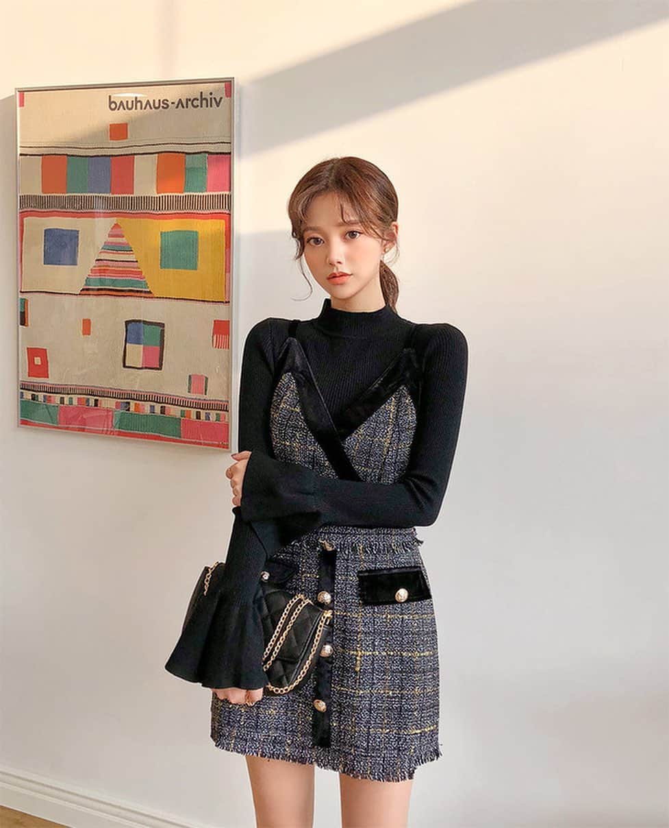 Chuuのインスタグラム：「블링 top+bustier+skirt set🖤 보자마자 예쁘다고 생각했는데 가격은 더 착해서 놀래써효🧐✨」