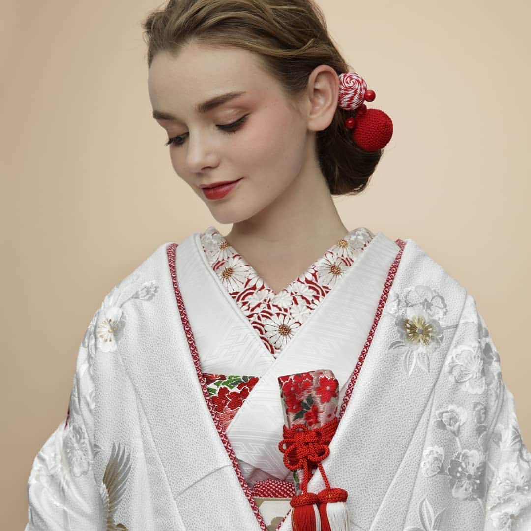 LAVIEEN ROSE Weddingのインスタグラム：「掛下や小物合わせで印象がガラリと変わる、白無垢のコーディネート。﻿上品で大人な 白、赤、ゴールドの色合わせ。 襟元は赤系のお花模様の 鹿の子柄の比翼で差し色に。 お顔まわりがぐっと明るくなります♡  鹿の子疋田枝垂桜刺繍  桜、牡丹花、四季の花々が刺繍された愛らしい柄ゆきに疋田模様の裏地でアクセントをつけた 豪華絢爛な華やかさが魅力の白無垢です。  #ラビアンローゼ#静岡花嫁 #ドレス迷子#結婚式ドレス#白無垢 #結婚準備 #和装 #和婚 #花嫁着物 #和婚式#色打掛 #着物コーディネート #目黒雅叙園 #愛知花嫁#2021春婚 #八芳園 #関東花嫁 #kimono  #和装ヘア #和装ヘアアレンジ #花嫁ヘア #和装試着 #和装花嫁 #神社婚 #2020秋婚 #2020冬婚 #前撮り和装 #前撮り #ロケーションフォト」