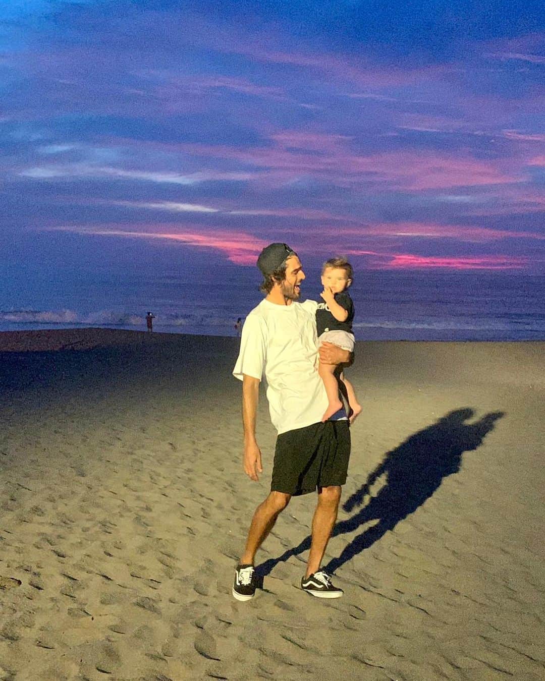 マーロン・テシェイラのインスタグラム：「—- “Nothing compares to the happiness of being by your side.” ❤️😍❤️ #MyLittleGirl #MyHeart —- “Nada se compara com a felicidade que sinto em estar ao seu lado.” ❤️😍❤️ #MeuAnijinho —- 🎩...Peace&Light...♻️ —- #ToSeeYou #ToFeelYou #ItCalmsMe #ItCuresMe #DeLaLune #Bali #GoodVibesOnly」