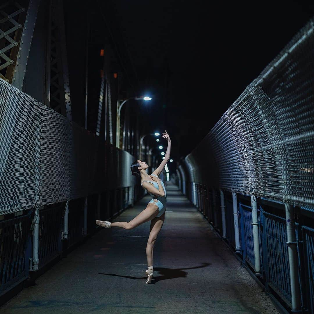 ballerina projectさんのインスタグラム写真 - (ballerina projectInstagram)「Brittany DeGrofft on the Manhattan Bridge. #ballerina - @brittles1152 #manhattanbridge #newyorkcity #ballerinaproject #ballerinaproject_ #ballet #dance #pointe #brittanydegrofft  The Ballerina Project book is now available. Go to @ballerinaprojectbook for info. #ballerinaprojectbook  Purchase one of the last remaining limited edition prints. Link is located in our Instagram profile.」1月15日 23時38分 - ballerinaproject_