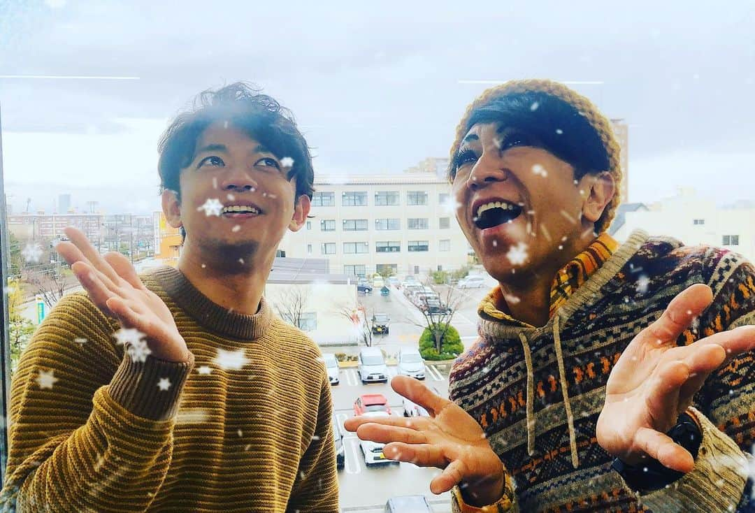 工藤淳之介さんのインスタグラム写真 - (工藤淳之介Instagram)「本日のテーマは雪。 2時間まるまる広瀬香美さんの楽曲と共に雪にまつわるエピソードを紹介し、雪乞いしました。 農作物への影響も心配ですし雪を生業にしている方もいます。降るべきところには降ってほしいです❄️ #新潟 #3時のカルテット #雪 #雪乞い #暖冬 #少雪  #広瀬香美　さん #冬歌  #bsn #アナウンサー #雪国あるある  #小中学生時代  #帰り道 #ひたすら  #雪合戦 #工藤淳之介」1月15日 23時46分 - kudojun_nosuke_bsn