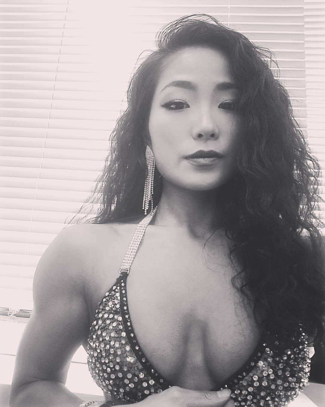 永吉令奈のインスタグラム：「MUSCLE CONTEST TOKYO 1.13  時々、減量の途中で自分を見失いそうになるというか、おかしな行動に出るときがあって、全部やめたくなる時があります。  それでも出ておきたかった今年のマッスルコンテスト。  来月のマッスルコンテストプロクオリファイで爪痕残すべく、あと1ヶ月絶対絞る。1日も無駄にしない。  弱すぎる自分に勝つ。  Fire～😎🔥🔥🔥🔥」