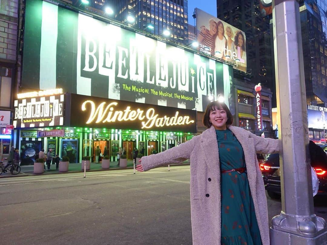 小山侑紀さんのインスタグラム写真 - (小山侑紀Instagram)「It’s showtime...🖤🤍💚 @beetlejuicebway  #beetlejuice #beetlejuicebway #wintergarden  #broadwaymusical #newyork」1月15日 23時49分 - yuki_koyama0828