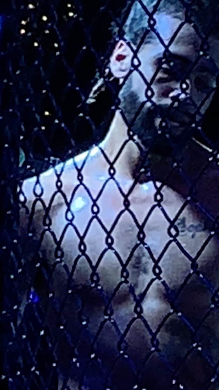 ジョンス のインスタグラム：「Step inside the cage with me🦍」
