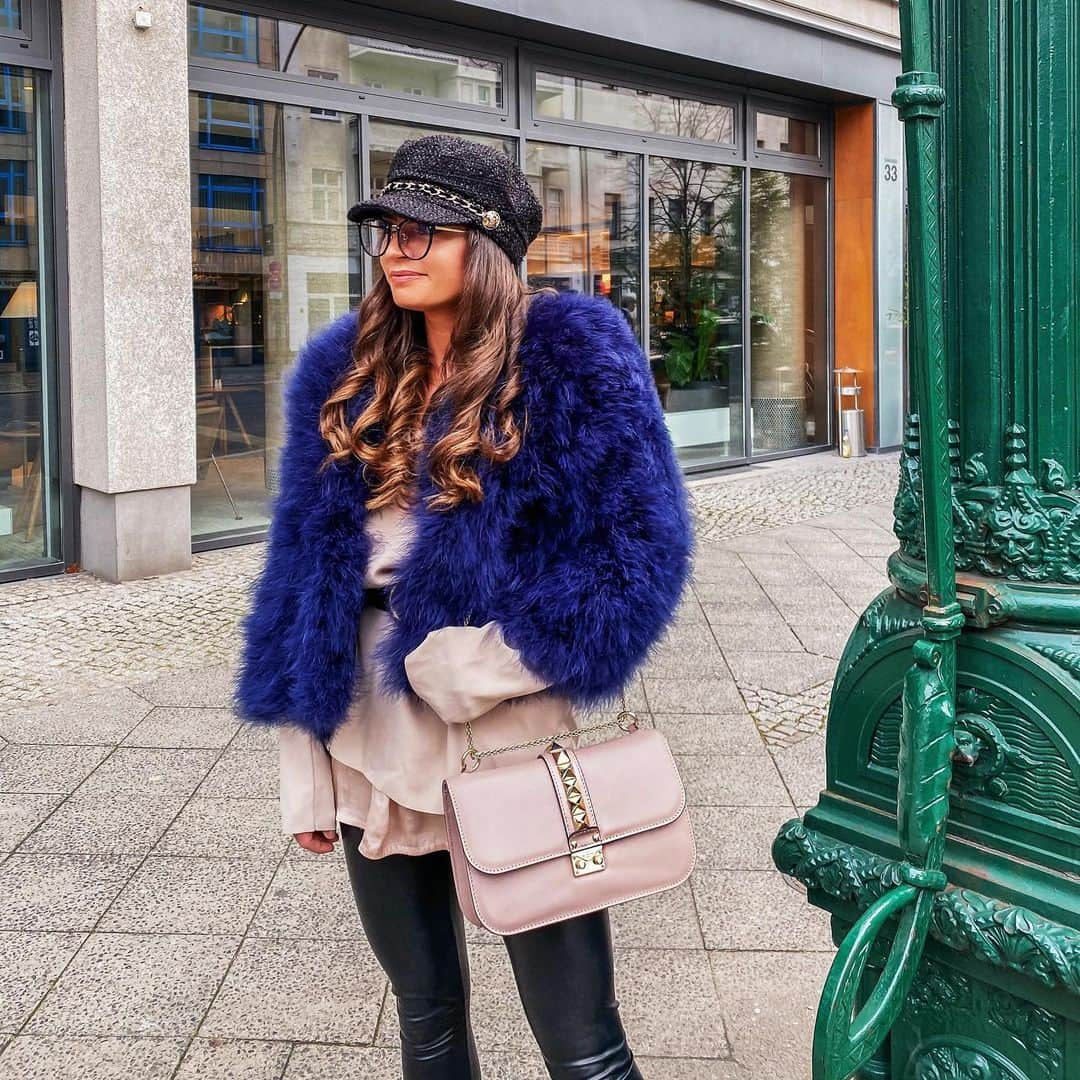 Anniのインスタグラム：「Current mood: 😎 // Berlin #fashionweek was a blast #mbfwberlin #friends #goodtimes ——————————————————————————— • • • • •  #outfit #fashion #fashionblogger #ootd  #shopbop #fashionblogger_de #blogger #inspiration #inspo #girl #me #look #ig #kissinfashion #americanstyle #berlin #liketkit #love #germany」