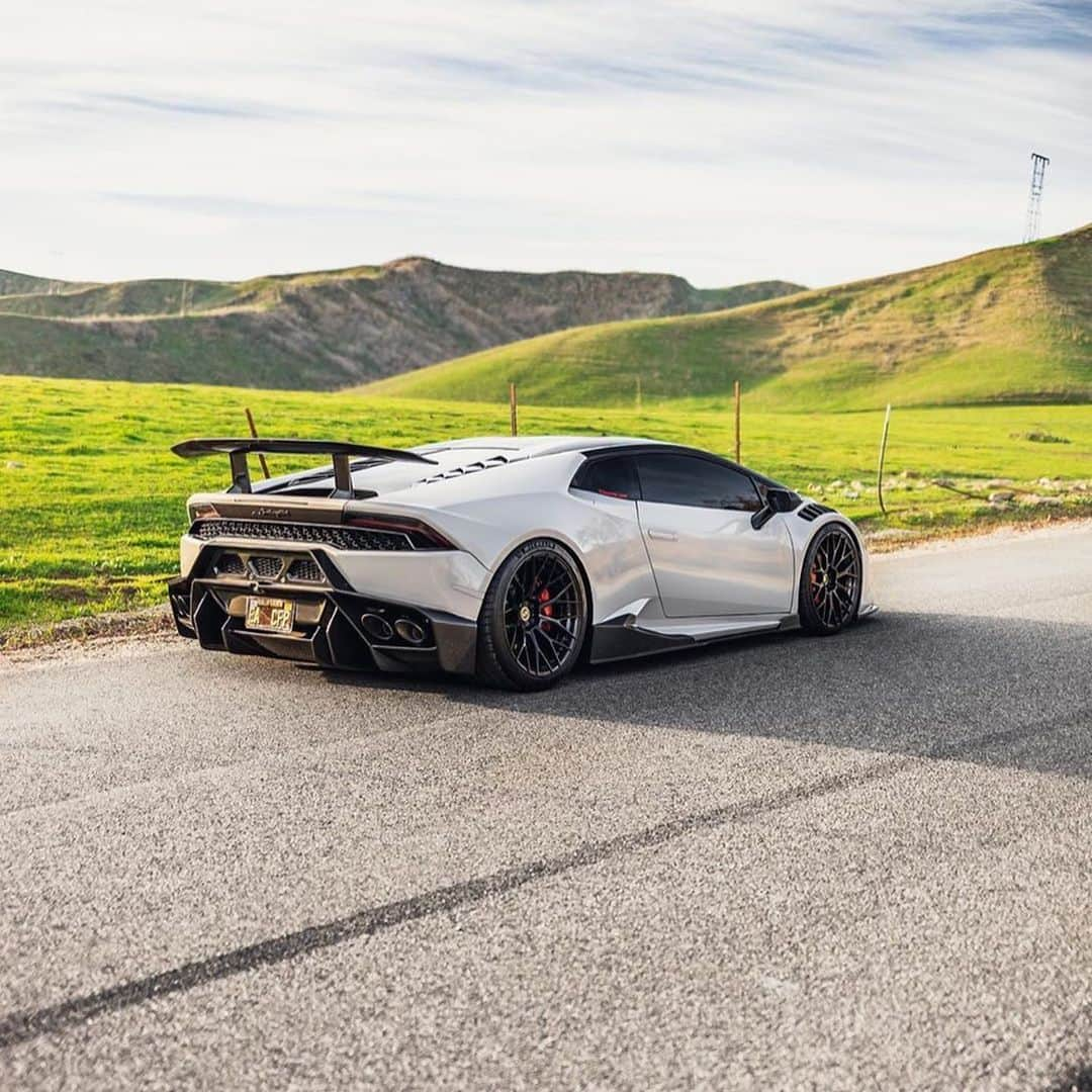 CARLiFESTYLEさんのインスタグラム写真 - (CARLiFESTYLEInstagram)「Thoughts on this Lambo Huracan? @signature_lambo / Photo @byteeg #carlifestyle」1月16日 0時00分 - carlifestyle