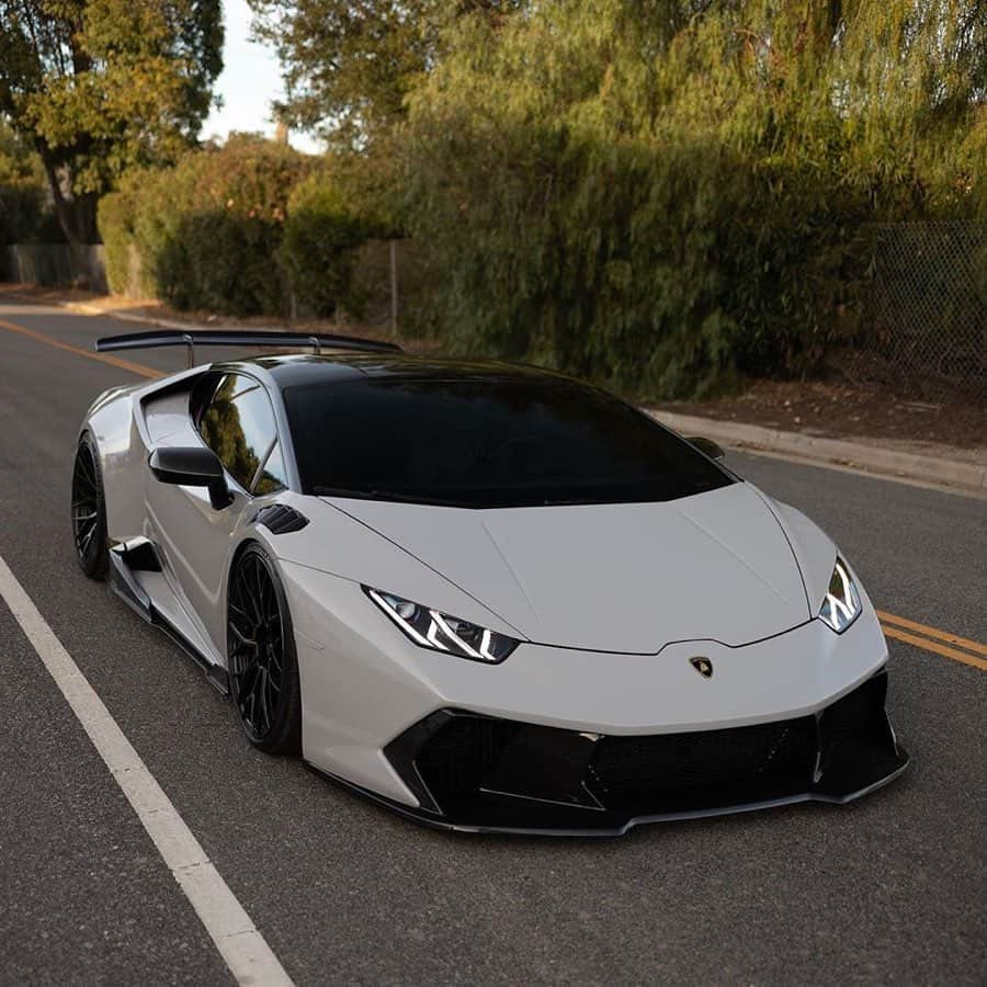 CARLiFESTYLEさんのインスタグラム写真 - (CARLiFESTYLEInstagram)「Thoughts on this Lambo Huracan? @signature_lambo / Photo @byteeg #carlifestyle」1月16日 0時00分 - carlifestyle