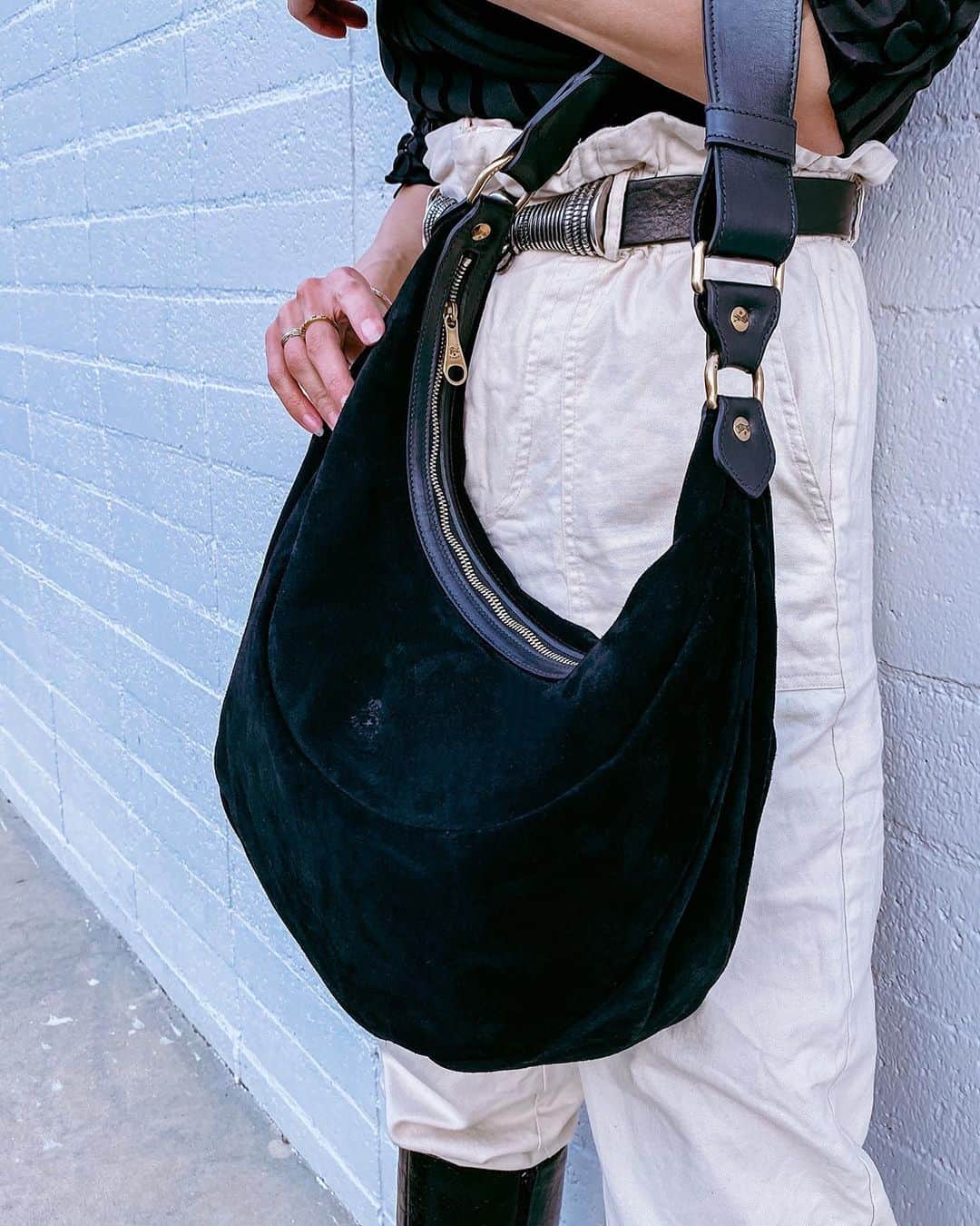 イルビゾンテのインスタグラム：「One high quality piece can revamp any outfit! ☆  #ilbisonte #leatherbag #accessories #madeintuscany」