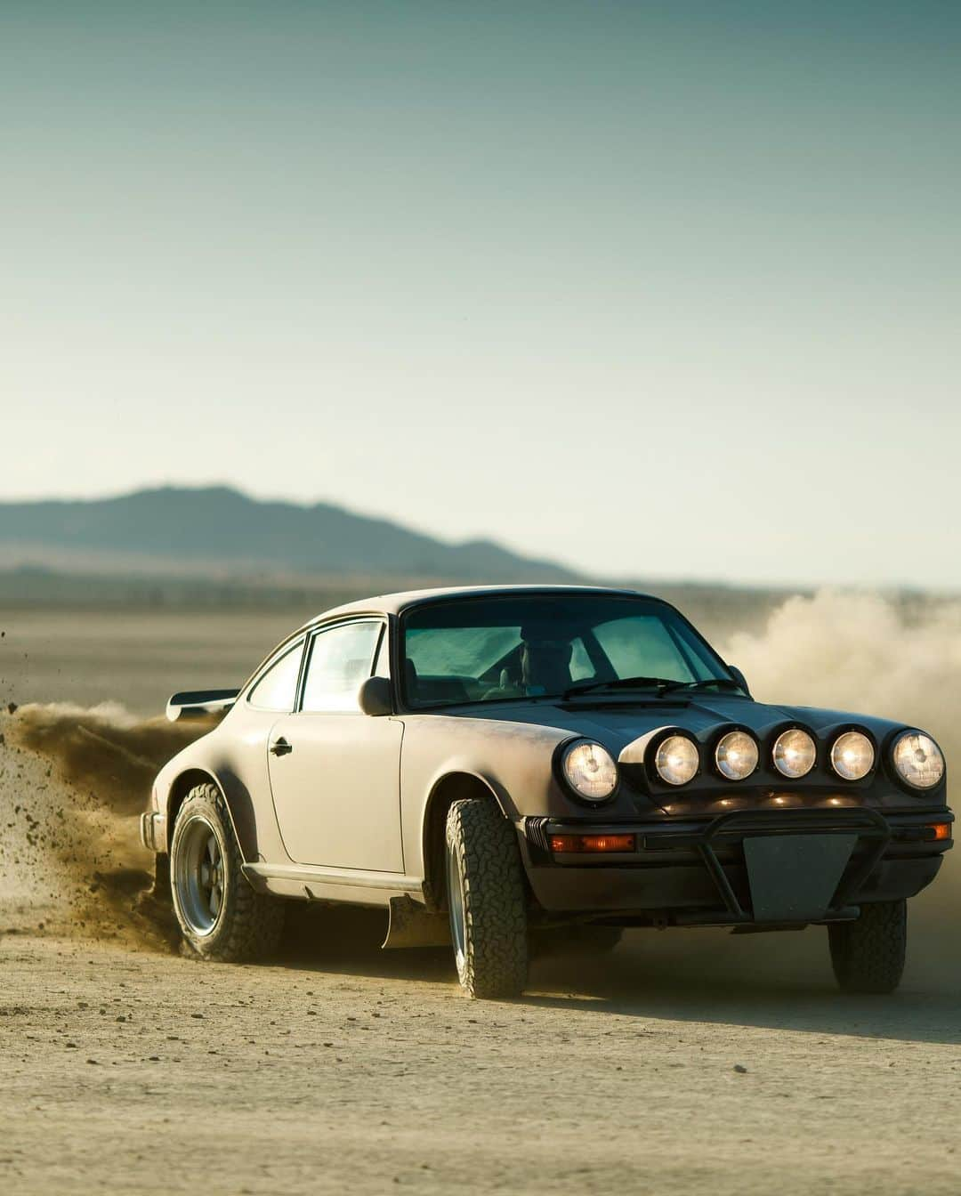 Porscheさんのインスタグラム写真 - (PorscheInstagram)「Not all city cars are born equal. Matt Farah (@thesmokingtire) took his Safari 911 from the streets of LA to the El Mirage Dry Lake for some off-road action – and told us why he believes it is the ultimate go-anywhere vehicle!⁣ ⁣ (📸: @larry_chen_foto) #porsche #911」1月16日 0時03分 - porsche