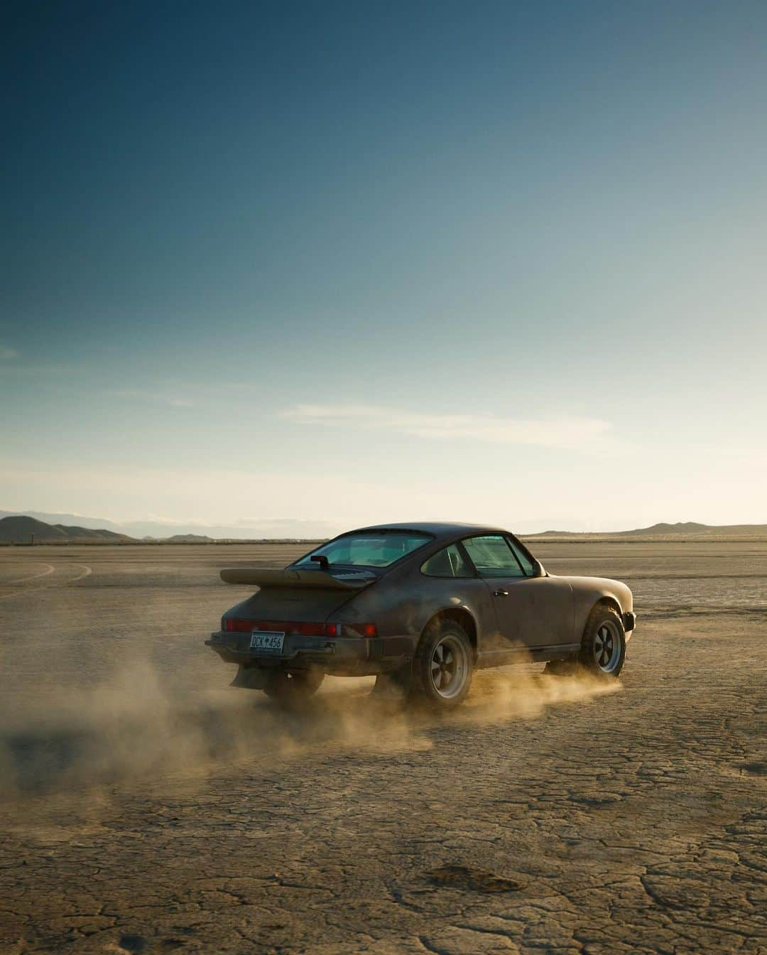 Porscheさんのインスタグラム写真 - (PorscheInstagram)「Not all city cars are born equal. Matt Farah (@thesmokingtire) took his Safari 911 from the streets of LA to the El Mirage Dry Lake for some off-road action – and told us why he believes it is the ultimate go-anywhere vehicle!⁣ ⁣ (📸: @larry_chen_foto) #porsche #911」1月16日 0時03分 - porsche