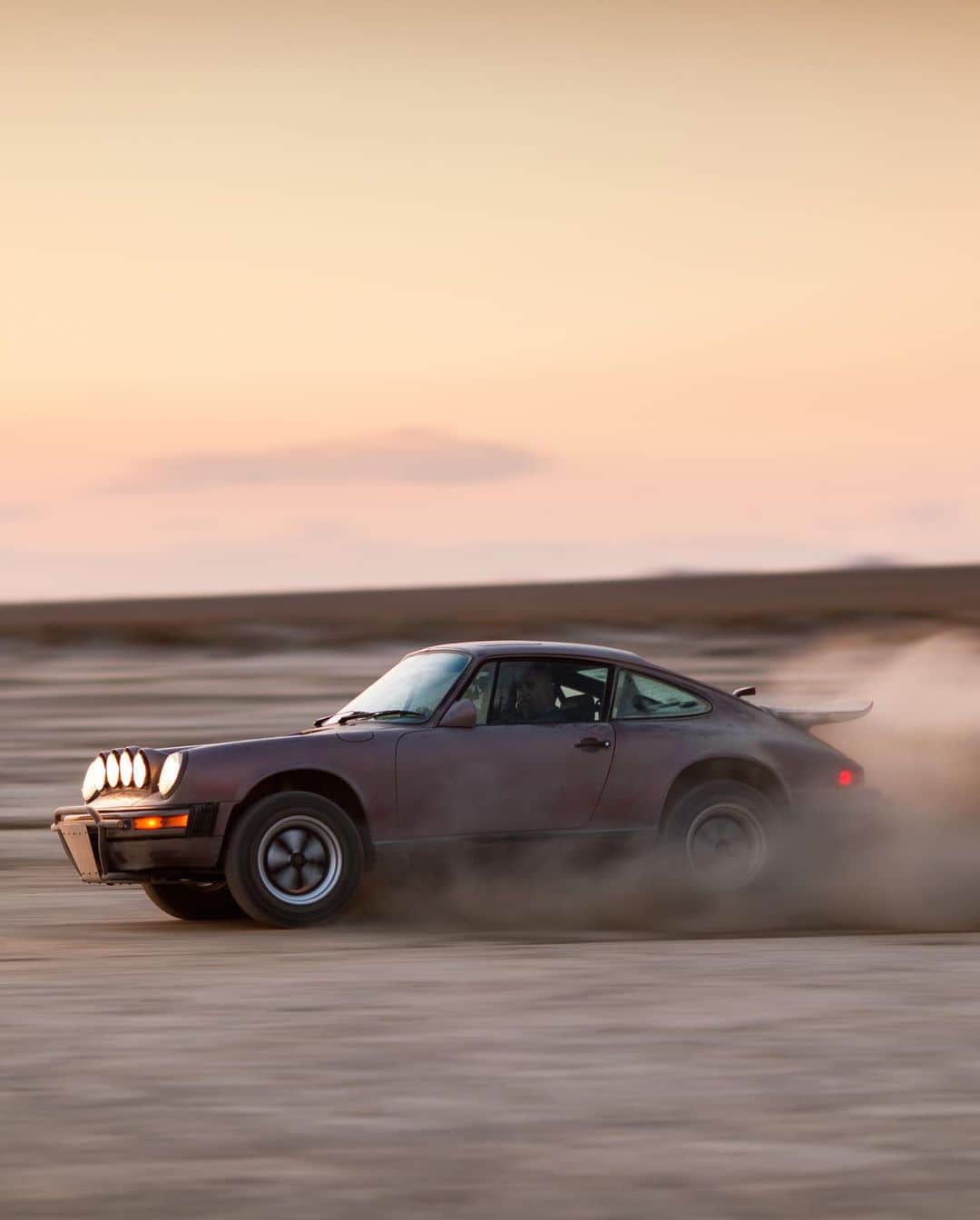 Porscheさんのインスタグラム写真 - (PorscheInstagram)「Not all city cars are born equal. Matt Farah (@thesmokingtire) took his Safari 911 from the streets of LA to the El Mirage Dry Lake for some off-road action – and told us why he believes it is the ultimate go-anywhere vehicle!⁣ ⁣ (📸: @larry_chen_foto) #porsche #911」1月16日 0時03分 - porsche