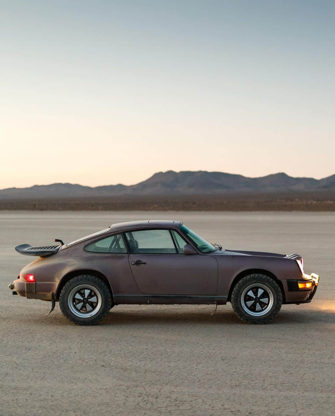 Porscheさんのインスタグラム写真 - (PorscheInstagram)「Not all city cars are born equal. Matt Farah (@thesmokingtire) took his Safari 911 from the streets of LA to the El Mirage Dry Lake for some off-road action – and told us why he believes it is the ultimate go-anywhere vehicle!⁣ ⁣ (📸: @larry_chen_foto) #porsche #911」1月16日 0時03分 - porsche