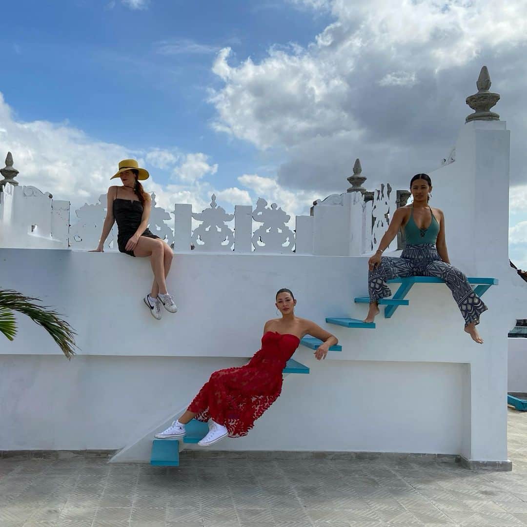 ジョーディン・テイラーのインスタグラム：「Cuba was a nice reminder of the circle I keep. I have been blessed with some of the most luminous humans on the planet. Their love for me, for eachother, for the world, for adventure, for themselves is so vivid and warm. I am so thankful to bask in their rays. These two are some of the brightest in my life. I aspire to be a really crazy combination of the two. I love you little locos.」