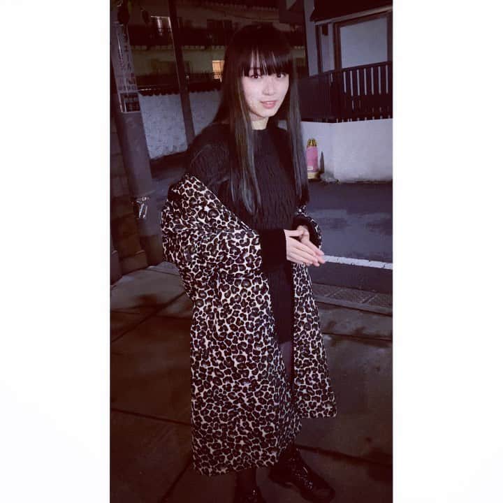 ゆらのインスタグラム：「写真撮られるの苦手な人の手 👗@stylenanda_japan 👟@reebokjp 🧥@trinca_unplusun」