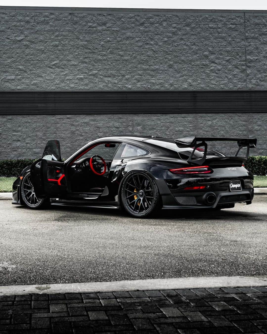 CarsWithoutLimitsさんのインスタグラム写真 - (CarsWithoutLimitsInstagram)「Black GT2RS w/ Bloody Guts Photo @kfletchphotography  #carswithoutlimits #gt2rs @championporsche」1月16日 0時11分 - carswithoutlimits