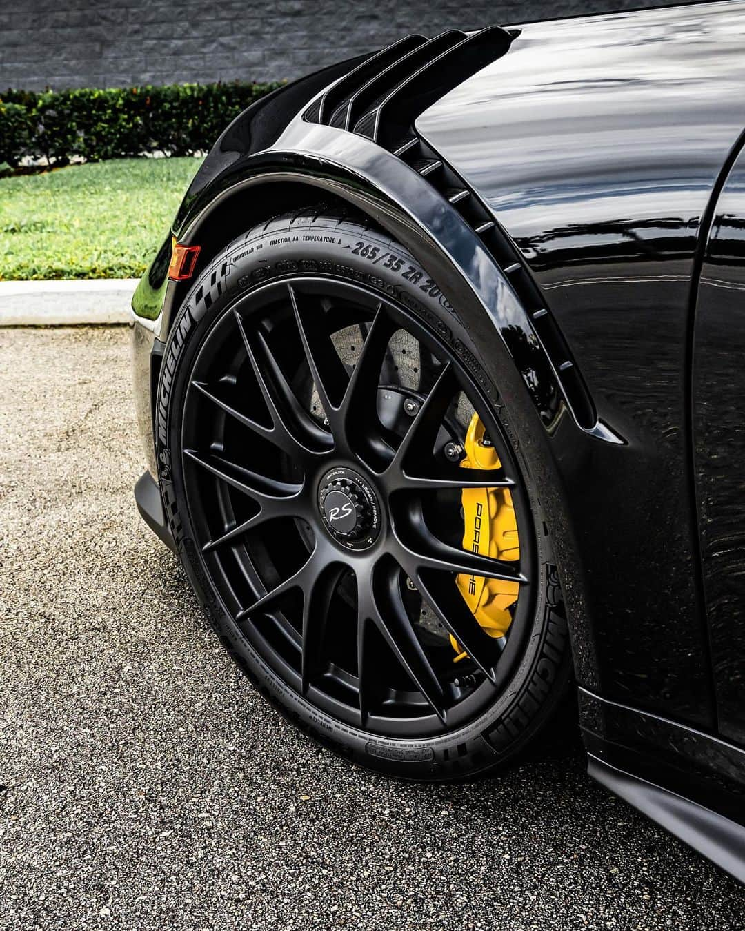 CarsWithoutLimitsさんのインスタグラム写真 - (CarsWithoutLimitsInstagram)「Black GT2RS w/ Bloody Guts Photo @kfletchphotography  #carswithoutlimits #gt2rs @championporsche」1月16日 0時11分 - carswithoutlimits