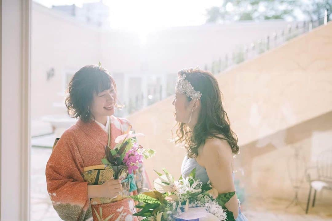 Villas des mariages TAKASAKIさんのインスタグラム写真 - (Villas des mariages TAKASAKIInstagram)「. . 結婚式当日＊ 新婦であるお姉様の幸せが妹様にとっても心からの幸せ♡ . カメラマンがカメラを向けた先にあるのは いつもの雰囲気がただよう 姉妹の会話風景＊* . . フォトグラファー @usagitocamera_onegi . . #ヴィラデマリアージュ  #Takasaki #wedding  #式場見学 #式場探し  #群馬結婚式 #卒花嫁  #卒花レポ #プレ花嫁  #結婚式レポ  #justmarried  #令和婚 #2020春婚 #2020夏婚 #2020秋婚 #全国のプレ花嫁さんと繋がりたい  #写真好きな人と繋がりたい  #ヴィラマリ花嫁 #花嫁diy  #ウェディングフォト #bonmariage  #振袖 #フォトグラファー  #会話風景 #うさぎとカメラ #ありのままを写す」1月16日 0時16分 - villas_des_mariages_takasaki