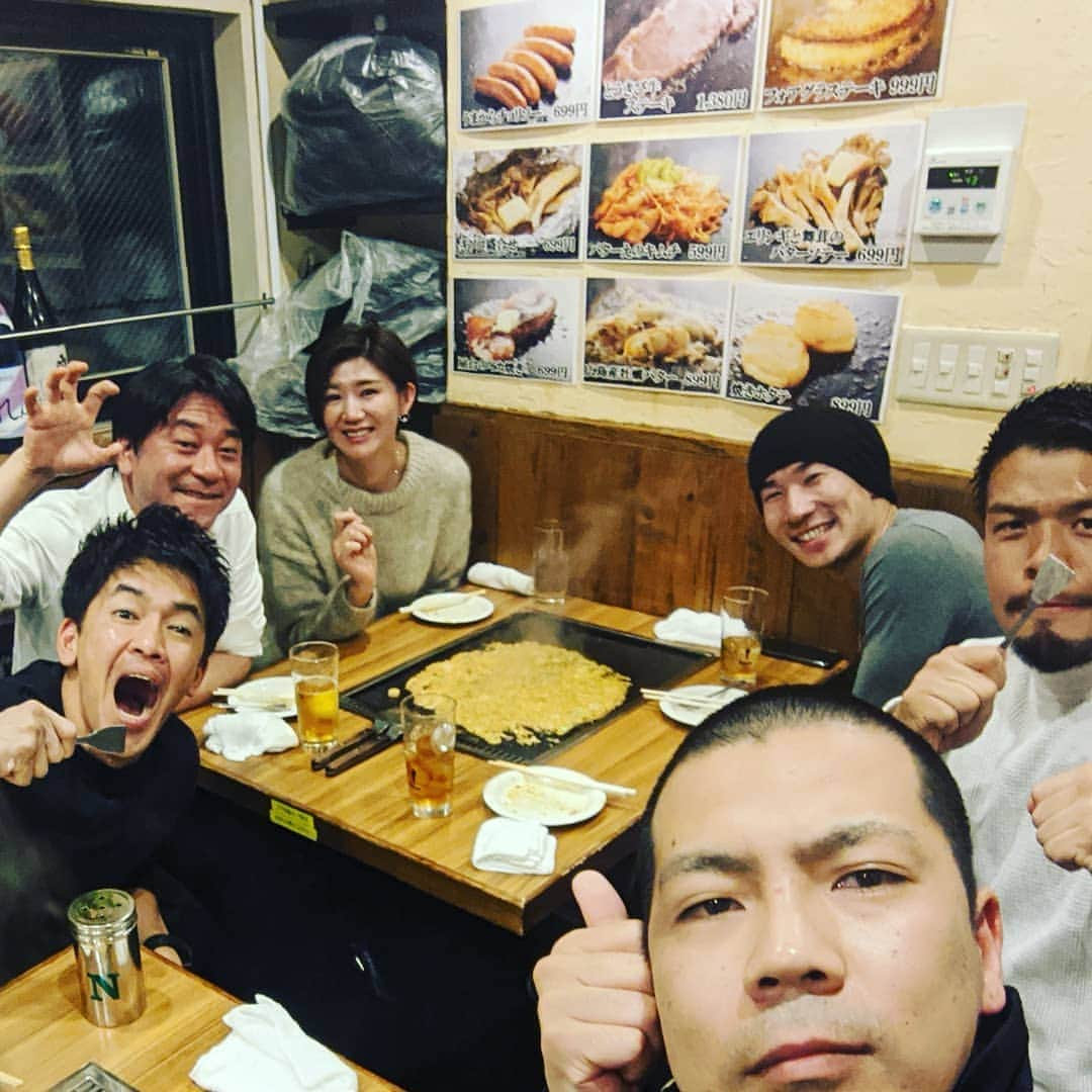 川原克己 さんのインスタグラム写真 - (川原克己 Instagram)「キングダムの原さんが合流 なんやこの会は？  走り続ける桐生 ぶつかり続ける木津 アタックし続けるめぐ 漫画描き続ける原 動物を倒し続ける武井 ボケ続ける川原  このメンバーがただニヤニヤもんじゃを食べる時間なんやねん  どうせあしたの朝は 風呂なし５LDKに追いかけられる夢で うなされて飛び起きるんだろうな」1月16日 0時31分 - tenjikunezumikawahara