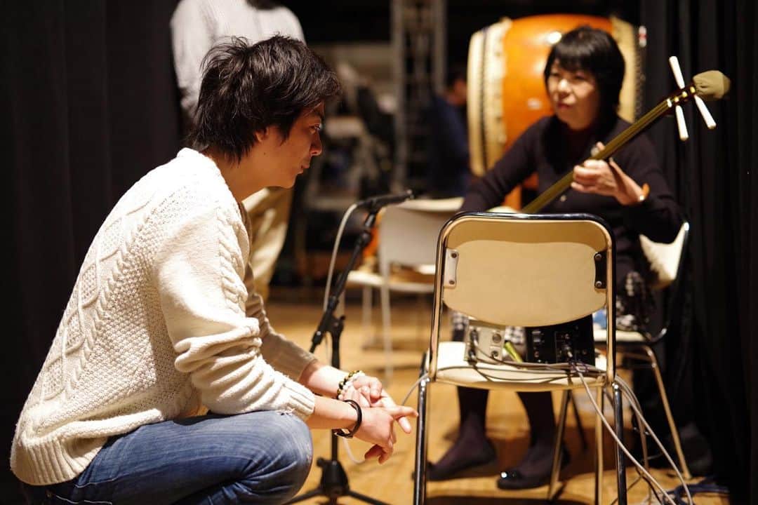 桂あおばさんのインスタグラム写真 - (桂あおばInstagram)「#なんか真面目な感じやん #しっかり古典落語するノリやん。 #数珠に願い込めてます。 #重苦し人生相談してもらってる風にも見える #桂あおば #落語 #お囃子 #三味線 #落語会」1月16日 1時02分 - aoba0112