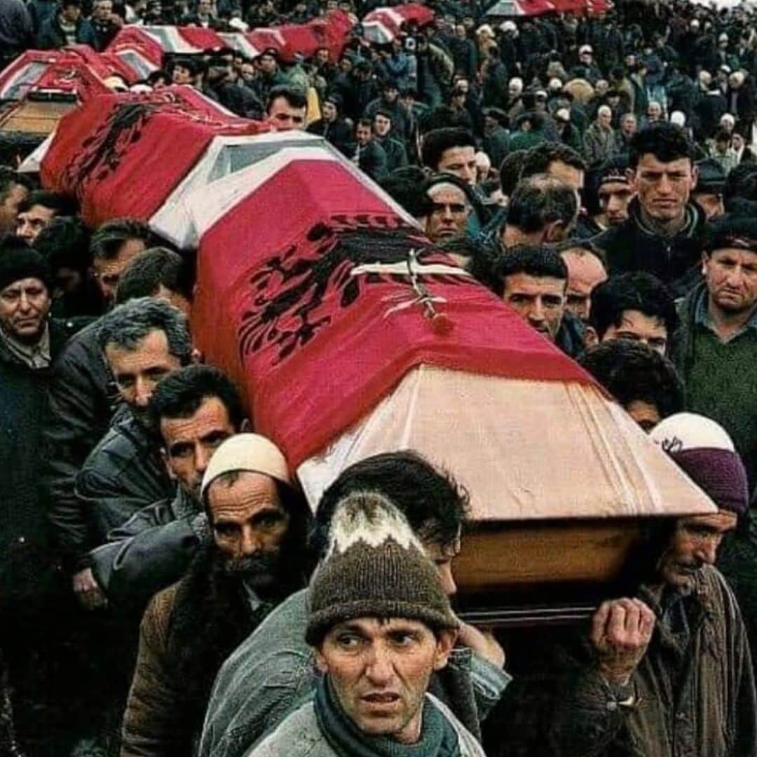 メルギム・マフライのインスタグラム：「WE ARE FIGHTERS WE WILL NEVER GIVE UP ♥️🇦🇱🇽🇰 gjaku juaj nuk do harrohet kurrë #krenar #proud #kosova #albania #neverforget #lavdi」