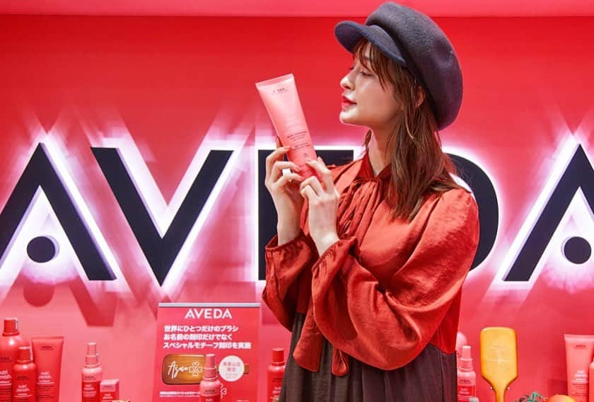 野崎萌香さんのインスタグラム写真 - (野崎萌香Instagram)「昨日は @avedajapan の新シリーズの お披露目会and サロン&スパ南青山の リニューアルオープンでした💆‍♀️💓✨ . . .  新発売のニュートリプレッシュは 乾燥やパサつき、 ダメージヘアなどのお悩みに 特化したシリーズになっています☺︎☺︎☺︎ . . .  オメガ5が豊富に含まれた ザクロオイルをはじめとする スーパーフードを主成分にし、 動物由来の成分を含まず シリコンフリーという事でなんと 94%が自然界成分の ヴィーガンなのです。  髪にも、そして私たちと 共存していく動物や 地球にも優しいのが最高です😊❤️🌎 . . .  それから 南青山にある@avedajapan のスパは わたしも疲れた時に こっそり通っている素晴らしいリラックス空間です。  皆さま是非行ってみてください❄️❄️❄️ . . .  #aveda #ニュートリプレニッシュ #うるおい美髪」1月16日 1時11分 - moeka_nozaki