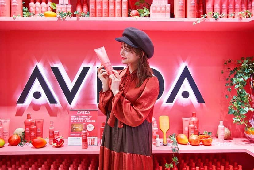 野崎萌香さんのインスタグラム写真 - (野崎萌香Instagram)「昨日は @avedajapan の新シリーズの お披露目会and サロン&スパ南青山の リニューアルオープンでした💆‍♀️💓✨ . . .  新発売のニュートリプレッシュは 乾燥やパサつき、 ダメージヘアなどのお悩みに 特化したシリーズになっています☺︎☺︎☺︎ . . .  オメガ5が豊富に含まれた ザクロオイルをはじめとする スーパーフードを主成分にし、 動物由来の成分を含まず シリコンフリーという事でなんと 94%が自然界成分の ヴィーガンなのです。  髪にも、そして私たちと 共存していく動物や 地球にも優しいのが最高です😊❤️🌎 . . .  それから 南青山にある@avedajapan のスパは わたしも疲れた時に こっそり通っている素晴らしいリラックス空間です。  皆さま是非行ってみてください❄️❄️❄️ . . .  #aveda #ニュートリプレニッシュ #うるおい美髪」1月16日 1時11分 - moeka_nozaki