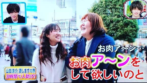 のインスタグラム：「1/15の笑ってコラえて！にナベコメ同期のナナちゃんと街頭インタビューされちゃいました～🎤 まさか山田涼介さんだとわっ！！ ナナちゃんとは『月曜から夜ふかし』以来のコンビ復活！あれからもう3年よ〜？早いわね～😂 気付けばもう三十路と四十路でさー。  そんでも変わらず大口開けて笑ってるわ！  楽しく生きていこうぜぃ👍✨ ※4枚目の似顔絵は同じ事務所のあいあい♡パーティーのまるちゃんが描いてくれました😊✨ 今でも大切に保管してます🙏✨ #日本テレビ #笑ってコラえて #山田涼介 さん #イケメン #焼肉 #あーん #してもらいたかった #不純な動機 で #すみません #ナベコメ #ワタナベコメディスクール #同期 #ナナ ちゃん #ナナちゃん #あいあいパーティーまるちゃん  #ももち #ももち芸人  #月曜から夜ふかし  #人生 #楽しく」