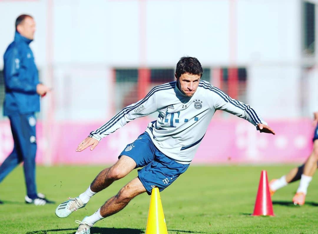 トーマス・ミュラーのインスタグラム：「Vintage @felix_neureuther ⛷ 🎿 full power for Berlin on Sunday 🏋️‍♂️💪🏻#riesenslalomtraining #packmas #miasanmia #bundesliga #esmuellert #dabrennendiewadln」
