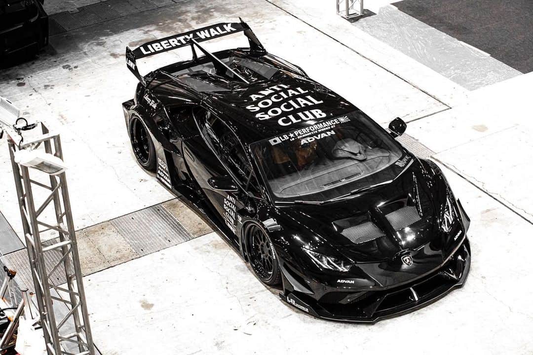 のインスタグラム：「Liberty walk自由に歩く🚶‍♀️🚶‍♂️🚶‍♀️ liberty walk✖︎antisocialsocialclub 🙂 @antisocialsocialclub  @libertywalkkato@lamborghini #libertywalk#libertywalkkato#antisocialsocialclub #lbworks#airrexsuspension #ltmw#widebody#lamborghini#lamborghinihuracan#gt#goodwoodfos#semashow#japan#new」