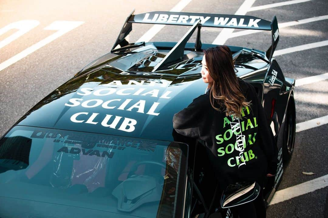 Wataru Katoさんのインスタグラム写真 - (Wataru KatoInstagram)「Liberty walk自由に歩く🚶‍♀️🚶‍♂️🚶‍♀️ liberty walk✖︎antisocialsocialclub 🙂 @antisocialsocialclub  @libertywalkkato@lamborghini #libertywalk#libertywalkkato#antisocialsocialclub #lbworks#airrexsuspension #ltmw#widebody#lamborghini#lamborghinihuracan#gt#goodwoodfos#semashow#japan#new」1月16日 1時32分 - libertywalkkato