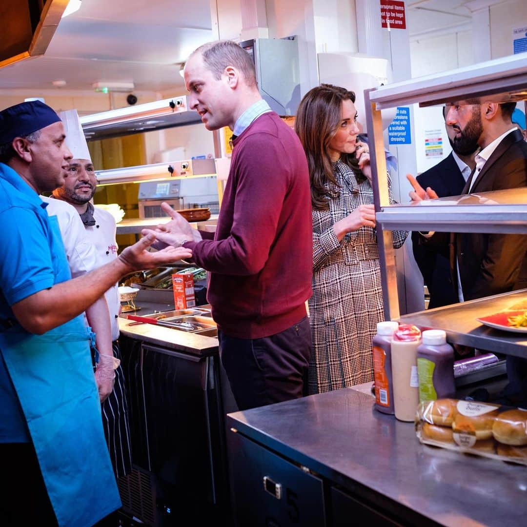 ウィリアム（ケンブリッジ公）さんのインスタグラム写真 - (ウィリアム（ケンブリッジ公）Instagram)「Evoking memories of #RoyalVisitPakistan at @mylahore_ in Bradford — where The Duke and Duchess of Cambridge met students from @bradfordcollege on a kitchen apprenticeship scheme at the restaurant.  My Lahore is a British Asian restaurant chain which has taken inspiration from Lahore, known as the Food Capital of Pakistan, visited by The Duke and Duchess in 2019.  The Duke and Duchess tried their hands at making mango and kulfi milkshakes before sitting down to meet representatives from the UK Women’s Muslim Council and people who have benefitted from the Council’s Curry Circle.  The Curry Circle, which is sponsored by MyLahore, is an initiative that provides a hot two-course meal for people who are homeless or struggling to feed themselves.  Before departing, The Duke and Duchess met restaurant staff and also took the opportunity to catch up with British-Pakistani Boxer @amirkingkhan!  Photos 📷 by Kensington Palace  #RoyalVisitBradford #Bradford」1月16日 1時40分 - princeandprincessofwales