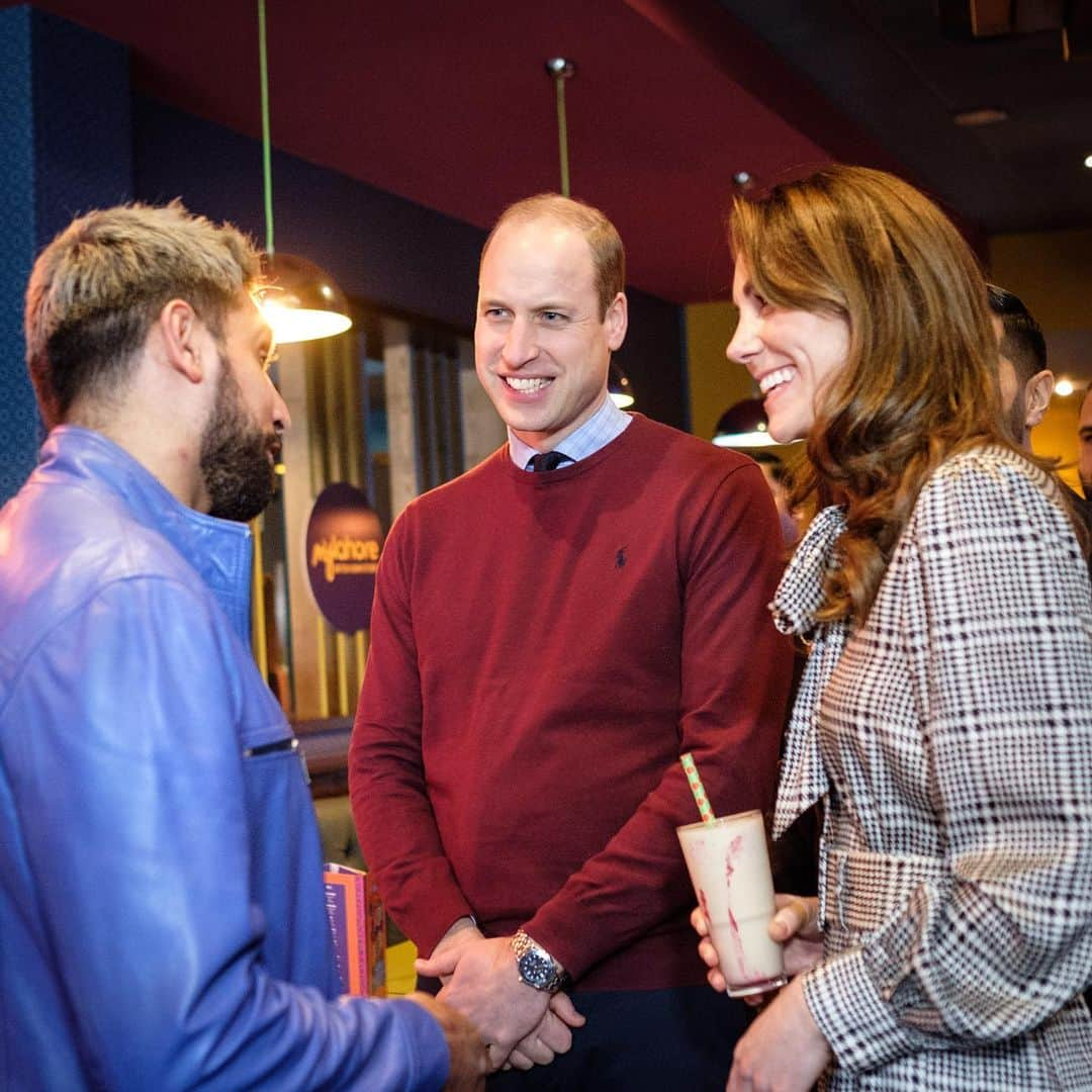 ウィリアム（ケンブリッジ公）さんのインスタグラム写真 - (ウィリアム（ケンブリッジ公）Instagram)「Evoking memories of #RoyalVisitPakistan at @mylahore_ in Bradford — where The Duke and Duchess of Cambridge met students from @bradfordcollege on a kitchen apprenticeship scheme at the restaurant.  My Lahore is a British Asian restaurant chain which has taken inspiration from Lahore, known as the Food Capital of Pakistan, visited by The Duke and Duchess in 2019.  The Duke and Duchess tried their hands at making mango and kulfi milkshakes before sitting down to meet representatives from the UK Women’s Muslim Council and people who have benefitted from the Council’s Curry Circle.  The Curry Circle, which is sponsored by MyLahore, is an initiative that provides a hot two-course meal for people who are homeless or struggling to feed themselves.  Before departing, The Duke and Duchess met restaurant staff and also took the opportunity to catch up with British-Pakistani Boxer @amirkingkhan!  Photos 📷 by Kensington Palace  #RoyalVisitBradford #Bradford」1月16日 1時40分 - princeandprincessofwales