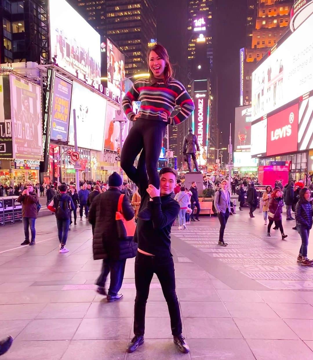 北村彩乃のインスタグラム：「. Our 1st sit lift picture in Times Square 🕺 . スケートのパートナーとタイムズスクエアでシットリフト✨ . スーパー寒かった🥶🥶🥶 . #timessquare #newyork #worldtraveler #travelholic #figureskating #iceskating #instatravel #travelgram #tourlife #nyc #iceskater #profigureskater #ニューヨーク #ニューヨーク旅行 #タビジョ#旅行好きな人と繋がりたい #ニューヨーク観光 #タイムズスクエア #マンハッタン #アメリカ生活 #フィギュアスケート #フィギュアスケーター #旅行好き女子 #旅スタグラム #ダンサー #海外旅行好きな人と繋がりたい」