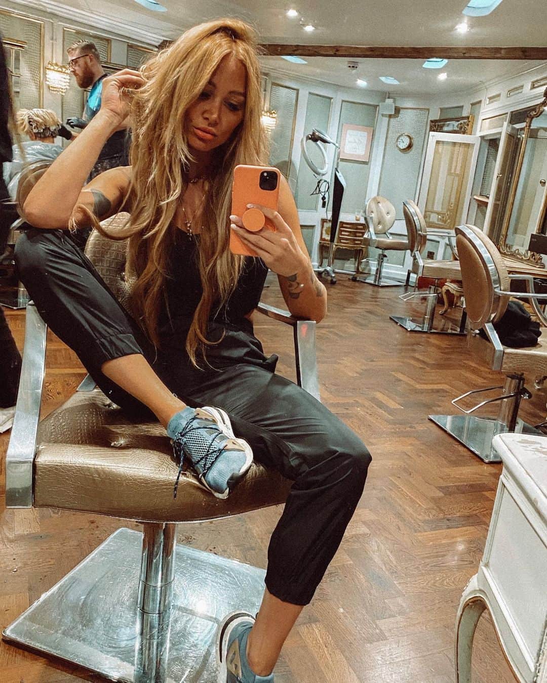 ルー・ティーズデールのインスタグラム：「Best colourist in London especially with blonde 👱🏽‍♀️👩‍🦳👩🏼‍🦱 @jayjaygrayesq at @taylor_taylor_london salon in Shoreditch.. thank yooooooou x - - Trackies @revolve crop @superdown」