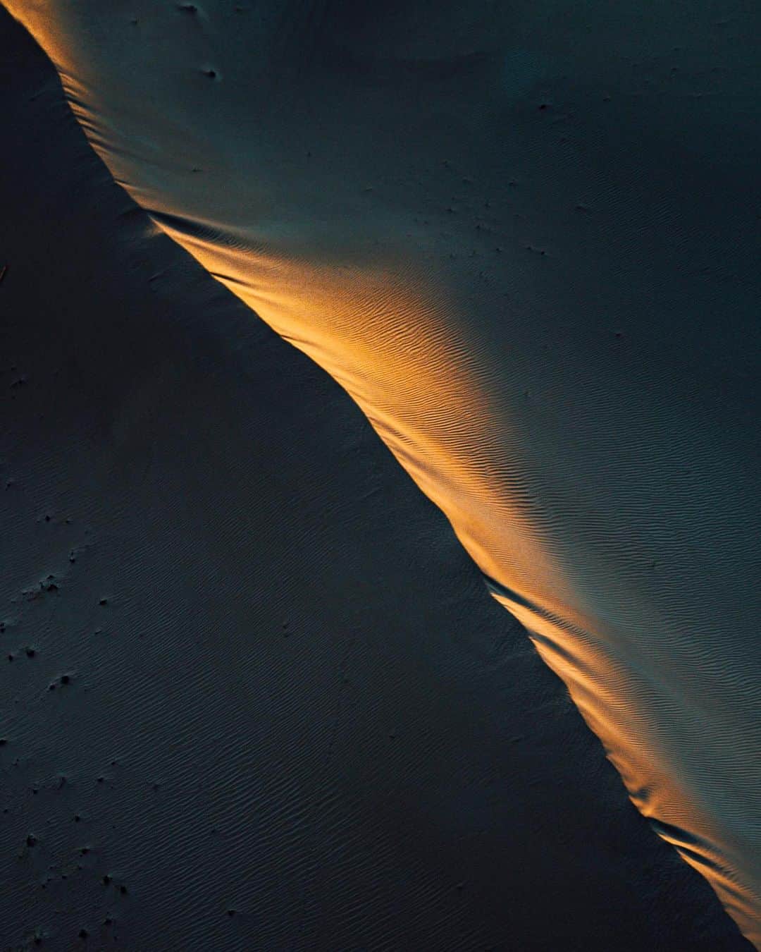 Simone Bramanteのインスタグラム：「{ About Variations of Light } • A small series of textures, waves and lights on the desert sand.  Thanks to Captain Yoshi Shigyo @ballooning_uae for fhe ride 🎈  #🇦🇪 #sonyalpha」