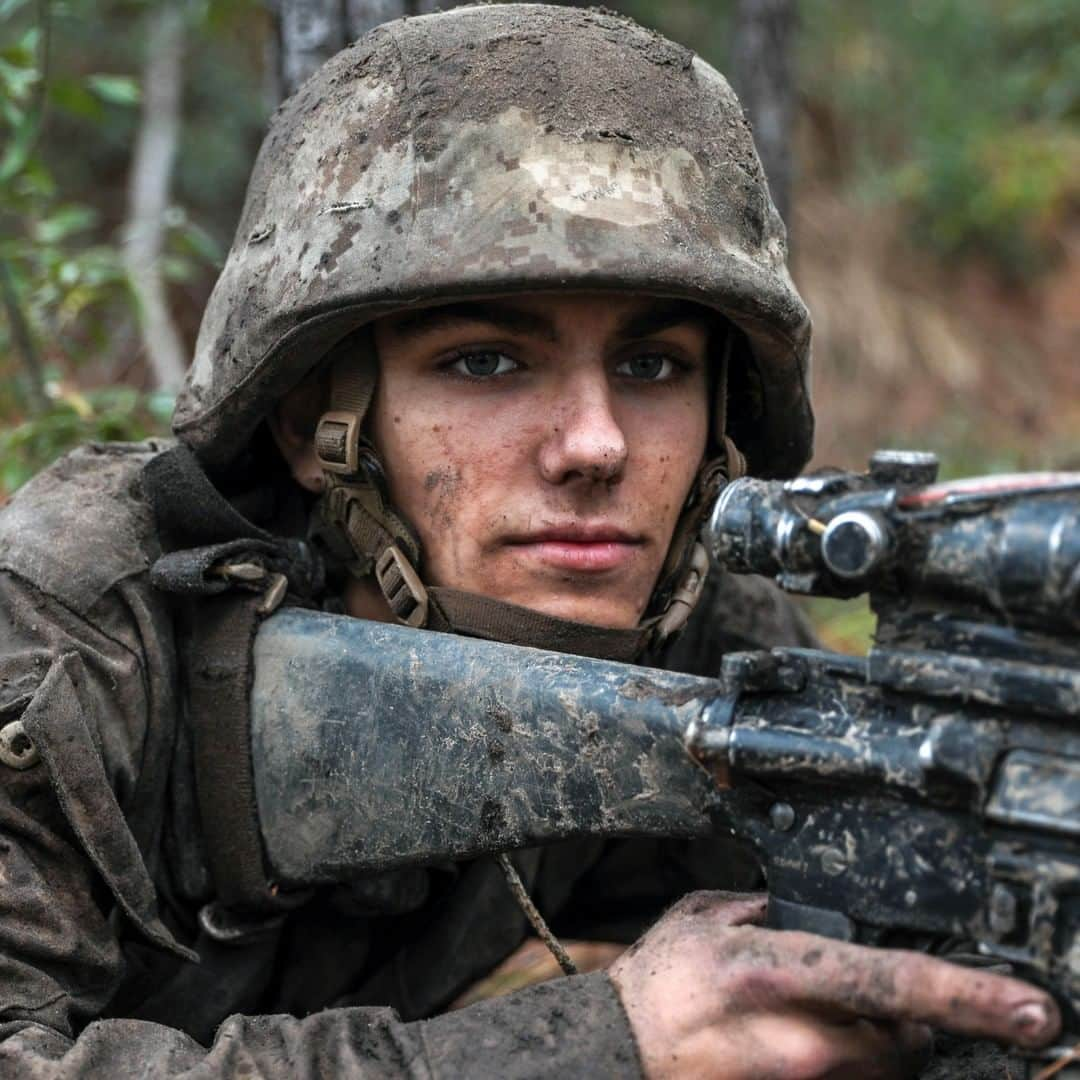 アメリカ海兵隊さんのインスタグラム写真 - (アメリカ海兵隊Instagram)「New Profile Pic ✔  Pvt. Samuel Price, a Marine with Platoon 2002, Hotel Company, 2nd Recruit Training Battalion, poses for a portrait on Page Field aboard @mcrdparrisisland. (U.S. Marine Corps photo by Lance Cpl. Michelle Brudnicki)  #USMC #Marines #BootCamp」1月16日 2時00分 - marines