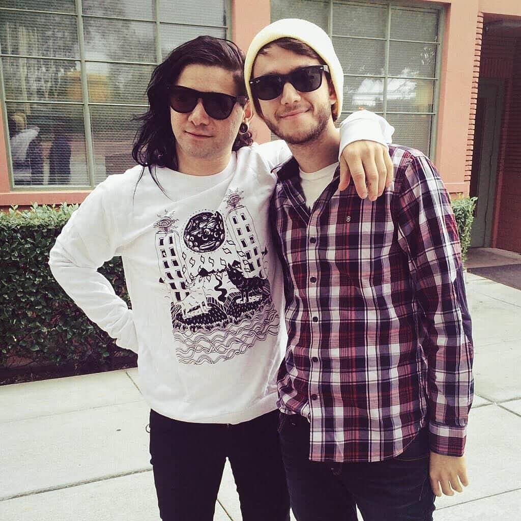 ゼッドのインスタグラム：「Sending love to 2 of my brothers on their birthdays today ❤️ Happy birthday @skrillex and @alvinrisk!」