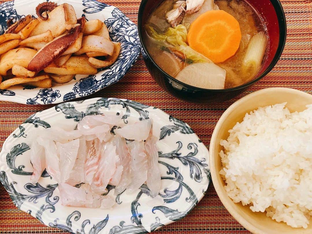 里美ゆりあのインスタグラム：「全て頂いた食材で作ってみました\( ¨̮ )/ 物凄く美味しい野菜とお米とイカと真鯛でした！！ #ご馳走様でした #満腹 #ご飯 #料理 #料理初心者  #デザート #メロン #melon #dezert  #Japan #food #刺身」