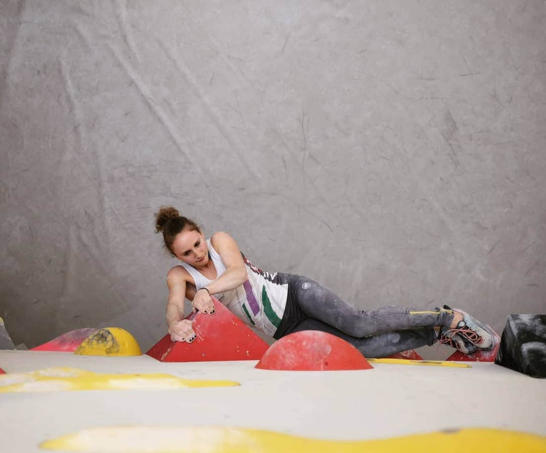 ハンナ・シューベルトのインスタグラム：「Psyched for the first training camp of 2020 @kletterzentruminnsbruck in the next 2 days 😊🎉💪 . 📸: Old Pic from a team training like 2 or 3 years ago...」