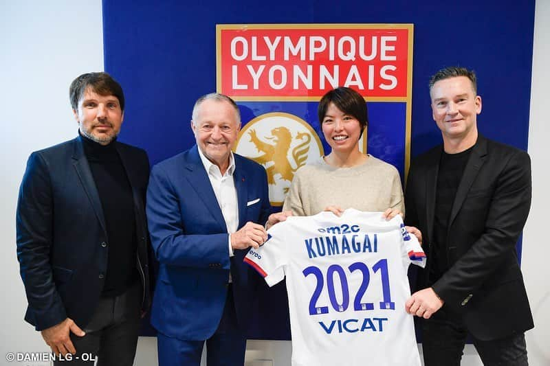 熊谷紗希さんのインスタグラム写真 - (熊谷紗希Instagram)「J’ai prolonger avec @ol jusqu’en 2021🔴🔵 Je suis très fière de pouvoir porter ce maillot et de pouvoir jouer avec meilleures coéquipières🙏🏻 Je remercie tout et je vais tout donner pour mon club👊🏻 本日、リヨンと1年契約を更新しました。 この素晴らしいクラブで、大好きなサッカーに挑めることに感謝です🙏🏻 また、さらに成長出来るように日々精進していきたいと思います💪🏻 Merci beaucoup🙏🏻#teamol#🔴🔵 📸　@damienlgphoto」1月16日 2時09分 - kumagai1017